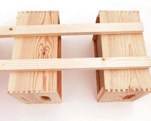 Стойка из деревянных ящиков и реек. 04