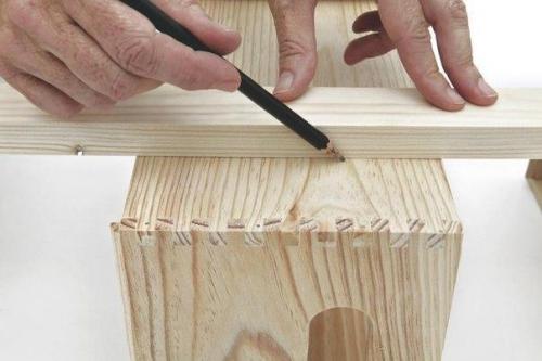 Стойка из деревянных ящиков и реек. 02