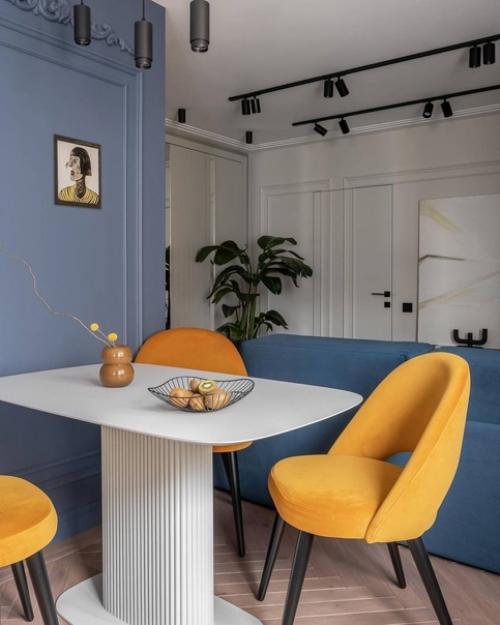 Владельцы этой квартиры в типовом доме - семейная пара. 01