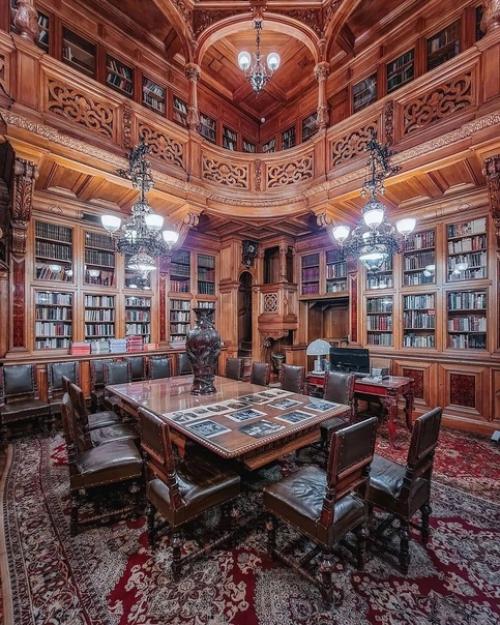 Дворец великого князя Владимира Александровича - это яркий пример архитектурного стиля, популярного в конце XIX века. 01