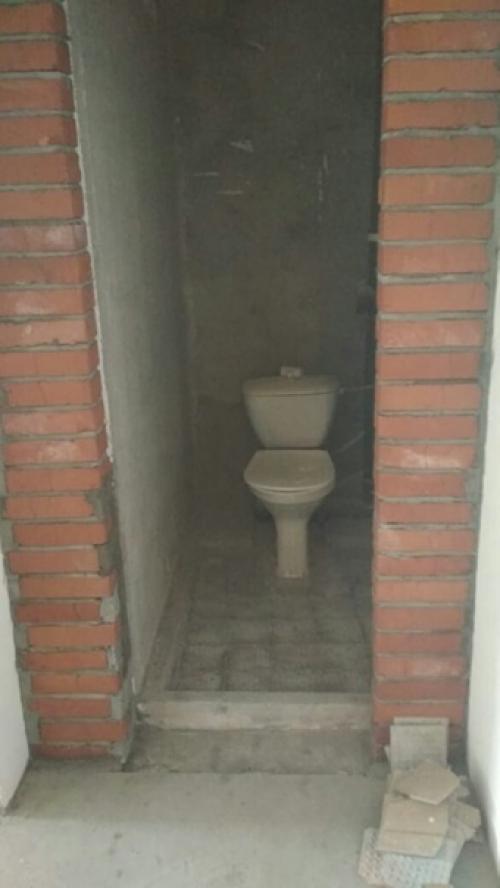 Ну вы только посмотрите, какое крутое решение было найдено для маленькой стандартной ванной комнаты! 02