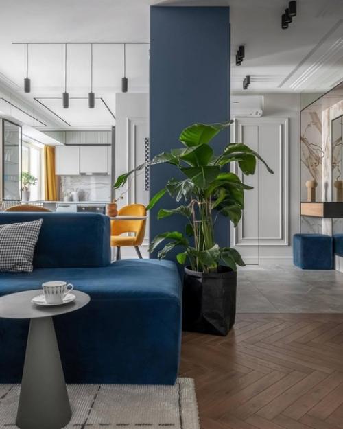 Владельцы этой квартиры в типовом доме - семейная пара. 03