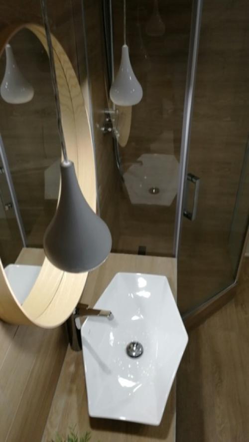 Ну вы только посмотрите, какое крутое решение было найдено для маленькой стандартной ванной комнаты! 06