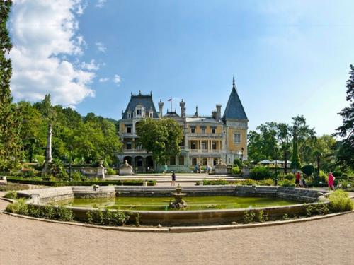 Массанровский дворец.  Он располагается недалеко от жемчужины Крыма Ялты. 04