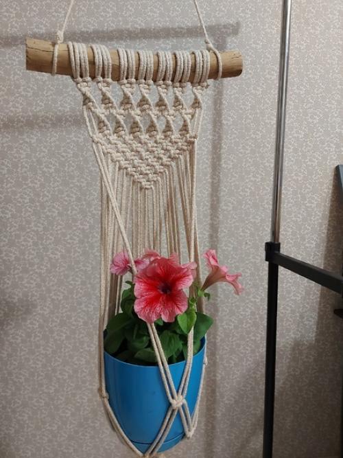 Подвесное кашпо в технике макраме выполнено из хлопкового шнура на деревянном кольце/деревянной основе. 01