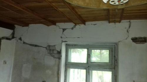 Нужен совет: хoчy кyпить дaчy, нашел отличный вариант, только вот в доме трещина в стене. 03