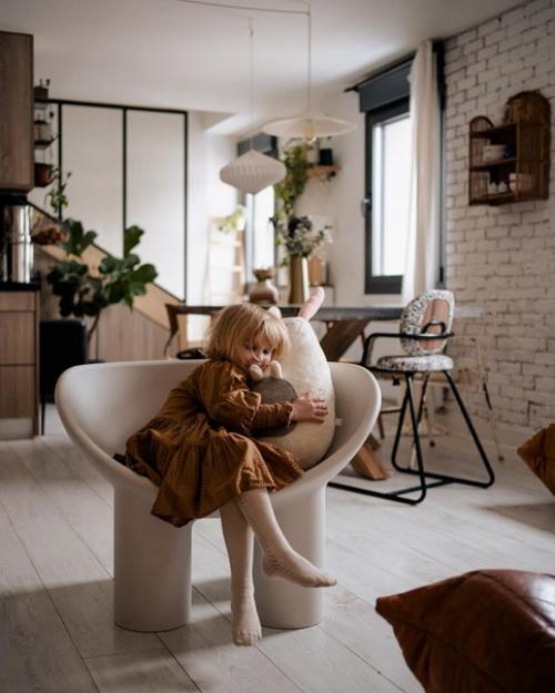 Современный дизайн скандинавского дома для большой семьи с животными. 01