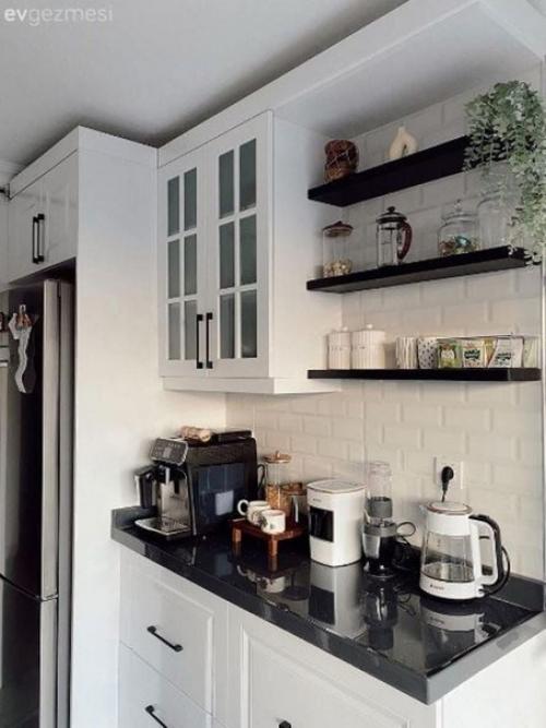 Кухня с чудесной столовой зоной на присоединенном балконе в квартире молодой семейной пары. 03