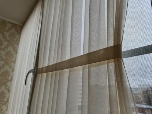 Интересный комплект получился в классическом интерьере спальни, где балкон присоединен и утеплен. 07