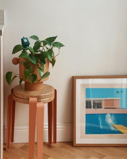 Интересный скандинавский интерьер с красным и серым диваном. 04