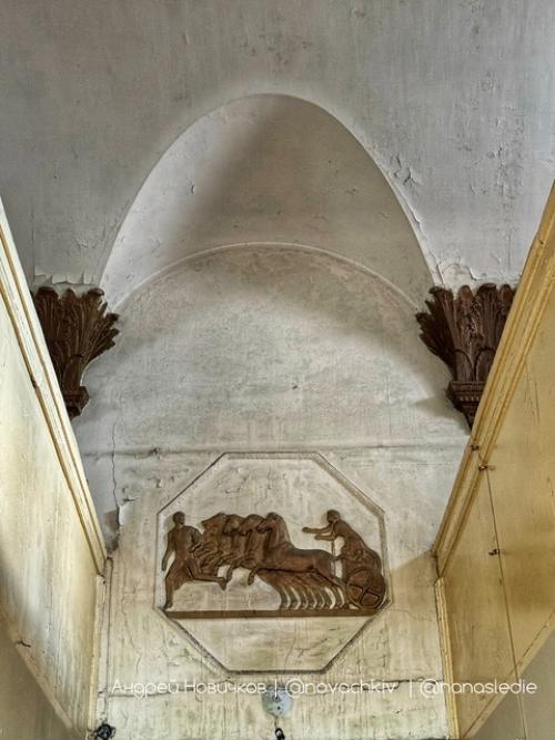 Заброшенный дом московского скакового общества с уникальными интерьерами. 05