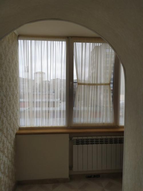 Интересный комплект получился в классическом интерьере спальни, где балкон присоединен и утеплен. 06