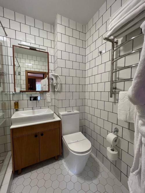 Ванная комната в номере улучшенной категории в гостинице Переделкино. 01