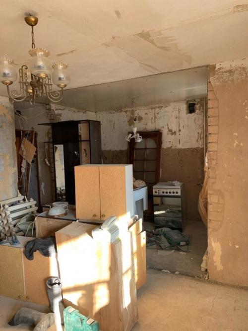 Купили старую квартиру с очень древним ремонтом. 01