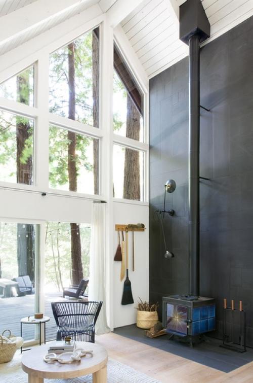 Прекрасный лесной дом со стильными интерьерами. 04