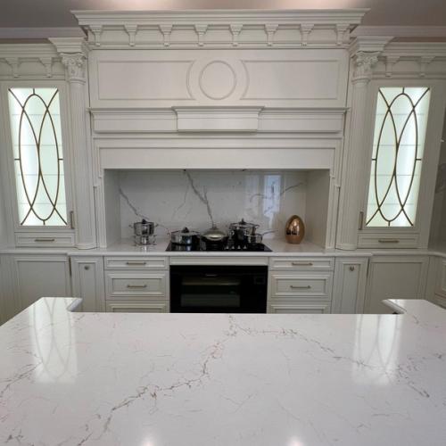 Утончённое изящество выражает себя через чистоту цветов, классические формы и использование эксклюзивных материалов. 01