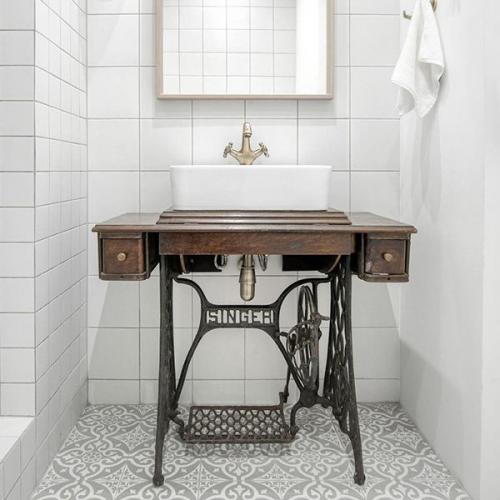 Стиль винтаж в дизайне интерьера подразумевает использование антикварной мебели и предметов, которые придают помещению уют и уникальность. 01