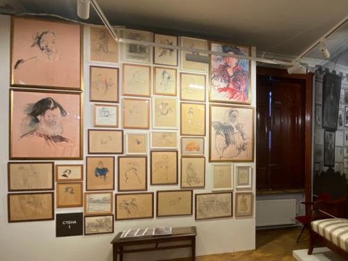 Последнюю неделю работает выставка Личная Комната Художника. 05