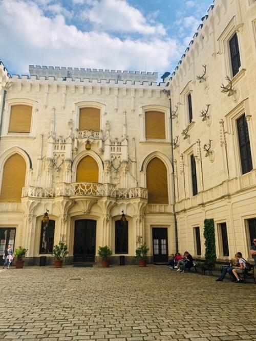 На юге Чехии, в 140км от Праги, расположен один из самых красивых и интересных замков Европы- глубока - над - влтавой. 08