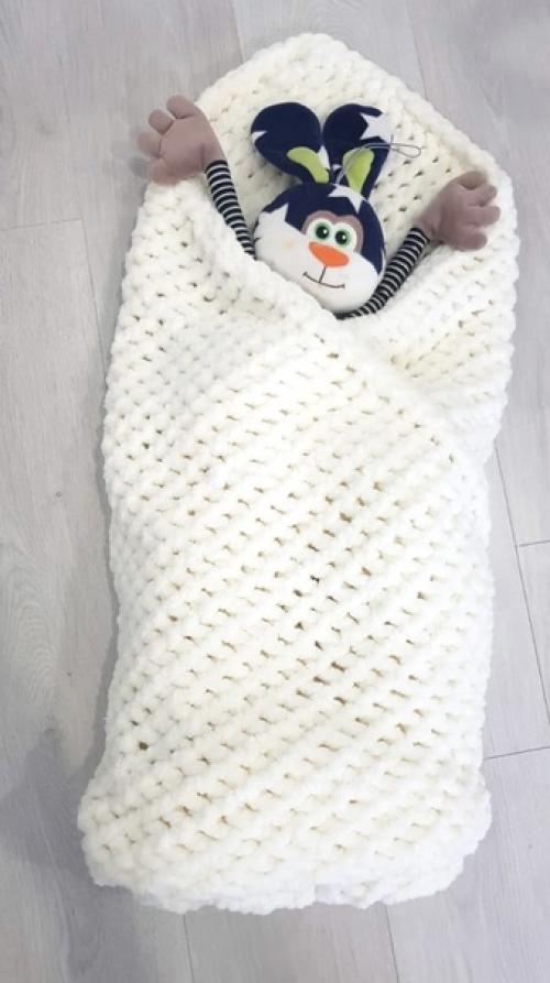 Хорошим подарком для молодых родителей станет теплый вязаный плед из плюшевой пряжи. 01