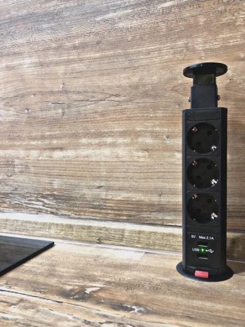 Стильная кухня в темной цветовой гамме с яркими акцентами. 02