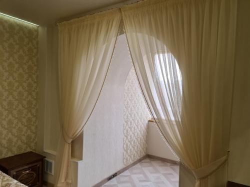 Интересный комплект получился в классическом интерьере спальни, где балкон присоединен и утеплен. 02