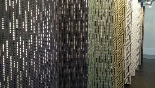 В этом году появилась тенденция большеразмерных плит и мелкой мозаики, которыми облицовывают стены гостиных, камины, ванные комнаты.