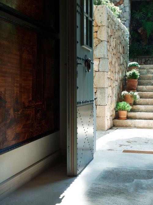 Дизайнер Майкл Смит соединил в интерьерах этого дома на майорке разные средиземноморские культуры, повлиявшие на историю острова. 05