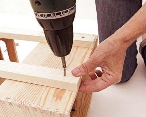 Стойка из деревянных ящиков и реек. 03