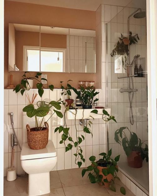 Интересный скандинавский интерьер с красным и серым диваном. 03