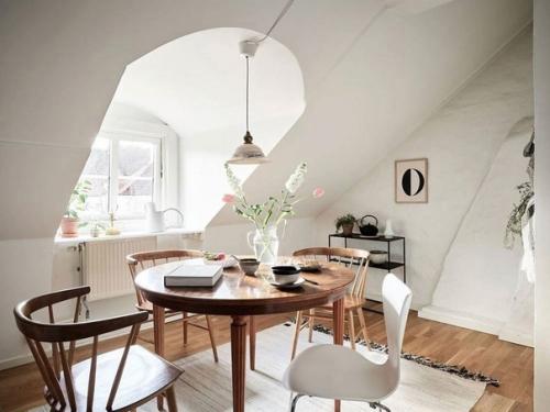 В Гетеборге есть мансардная квартира, которая является отличным примером того, как можно превратить заброшенное чердачное помещение в уютный дом. 02