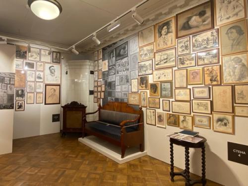 Последнюю неделю работает выставка Личная Комната Художника. 03