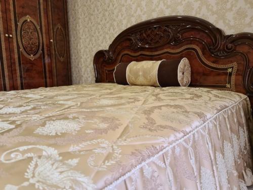 Интересный комплект получился в классическом интерьере спальни, где балкон присоединен и утеплен. 03