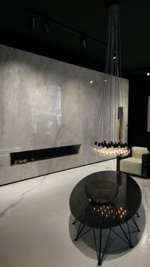 В этом году появилась тенденция большеразмерных плит и мелкой мозаики, которыми облицовывают стены гостиных, камины, ванные комнаты. 03