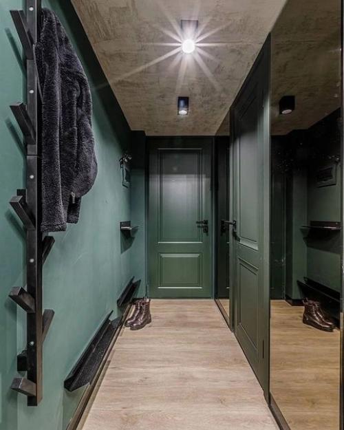 Комфортный интерьер маленькой студии с высокими потолками, что позволило оформить антресольный этаж и обустроить там спальню. 03