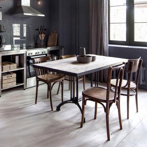 Стиль винтаж в дизайне интерьера подразумевает использование антикварной мебели и предметов, которые придают помещению уют и уникальность. 02