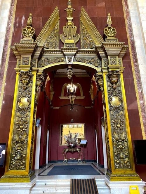 В апреле в свой день рождения побывала в гостинице Ленинградская - одной из семи сталинских высоток. 05