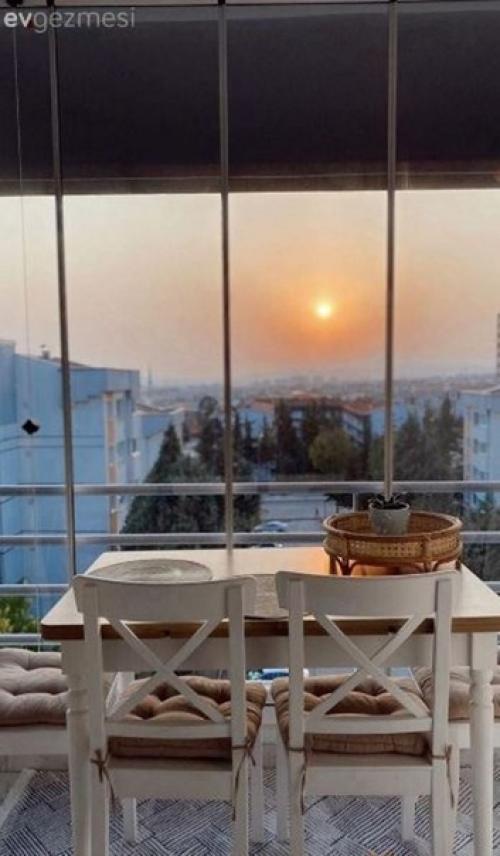 Кухня с чудесной столовой зоной на присоединенном балконе в квартире молодой семейной пары. 01