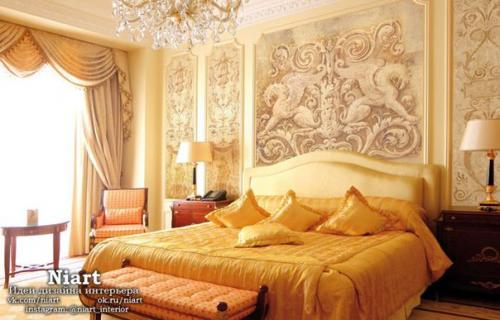 Фрески на стенах в интерьере.