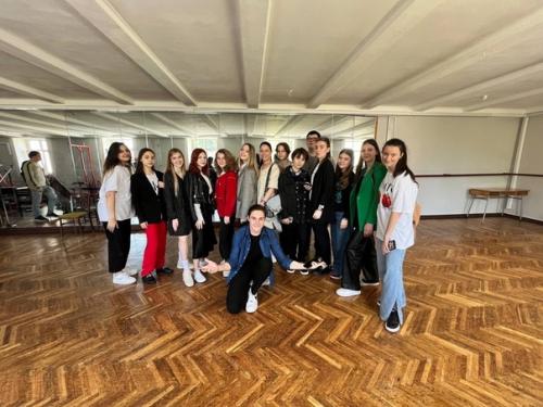 28 апреля наши старшие студийцы участвовали в невероятно интересной экскурсии по волгоградскому государственному новому экспериментальному театра. 01