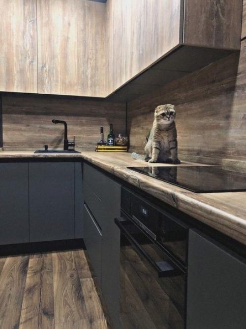 Стильная кухня в темной цветовой гамме с яркими акцентами. 01