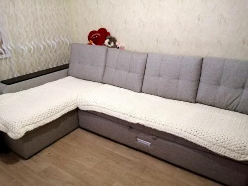 Хорошим подарком для молодых родителей станет теплый вязаный плед из плюшевой пряжи. 04