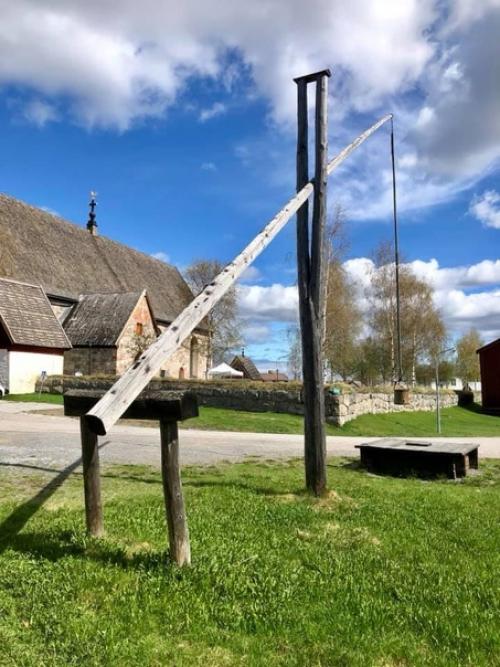 Церковный посёлок гаммельстад (Gammelstad) - это старинная церковь XV века и 400 красных маленьких коттеджей приютившихся вокруг нее. 06