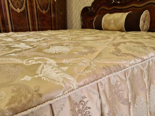 Интересный комплект получился в классическом интерьере спальни, где балкон присоединен и утеплен. 04