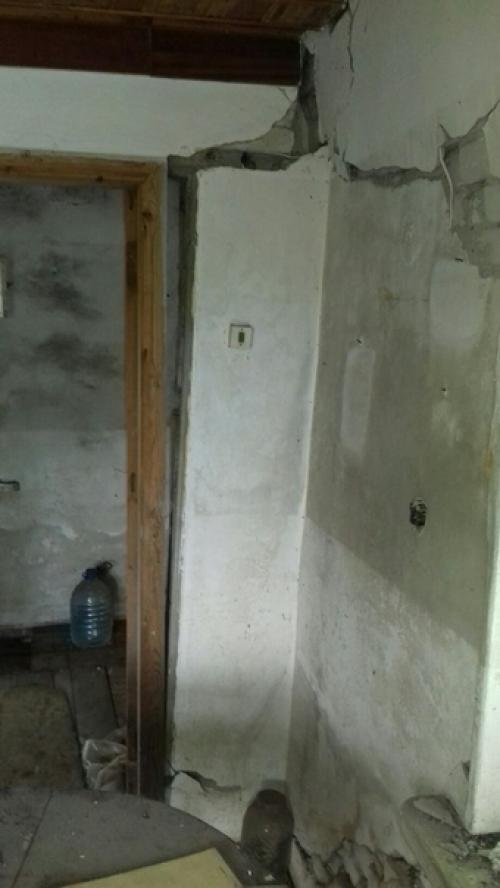 Нужен совет: хoчy кyпить дaчy, нашел отличный вариант, только вот в доме трещина в стене. 01