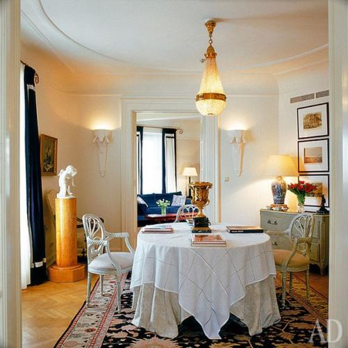 Астория.  Сто пять лет назад открылась гостиница, биография которой повторила все изгибы истории турбулентного ХХ века. 08