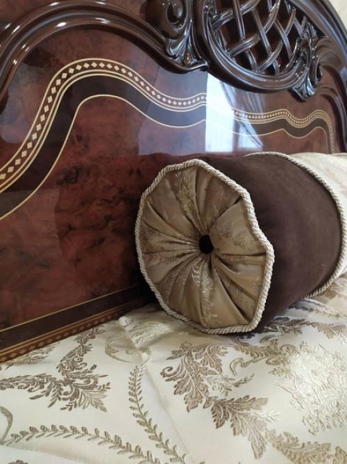 Интересный комплект получился в классическом интерьере спальни, где балкон присоединен и утеплен. 05