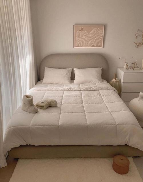 Очень нейтральный интерьер спальни. 01