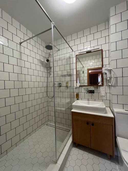 Ванная комната в номере улучшенной категории в гостинице Переделкино. 02