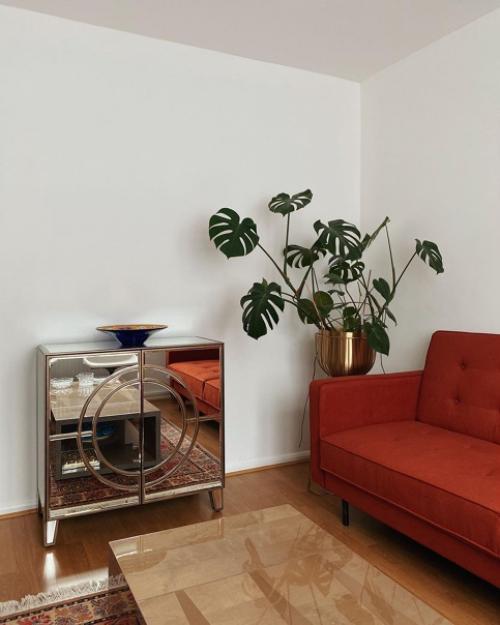 Интересный скандинавский интерьер с красным и серым диваном. 08